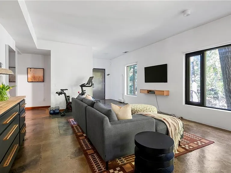 515 Claire Dr — Photo 17