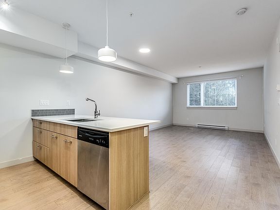 4th image of 2214 Kelly Ave #201