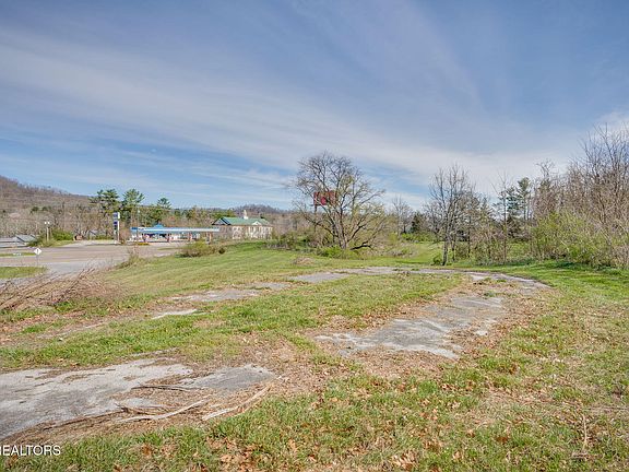 2nd image of 435 Shelby Ln
