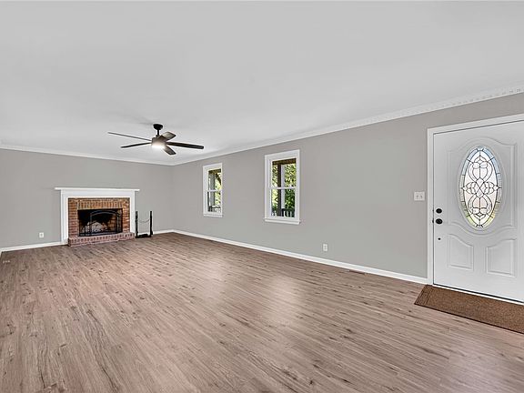 3rd image of 1509 Crestview Rd