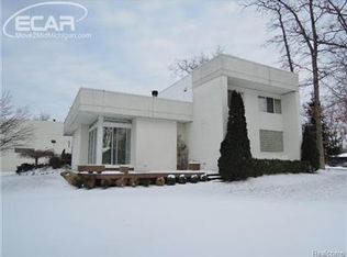 2040 Garland Ave, Sylvan Lake, MI 48320