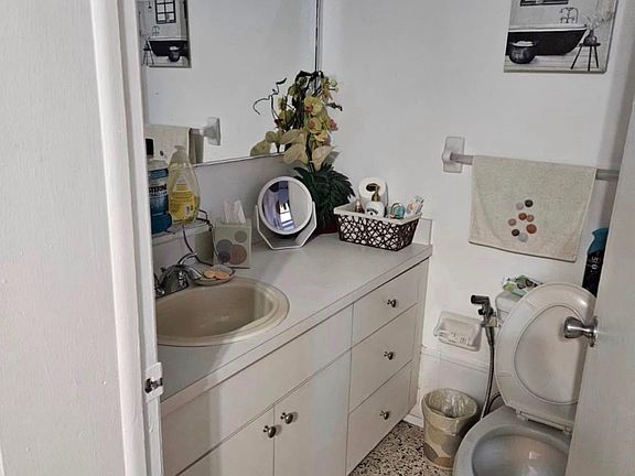 4th image of 835 W 74th St #835