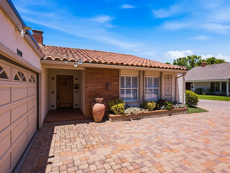 1090 Elfstone Ct — Photo 29