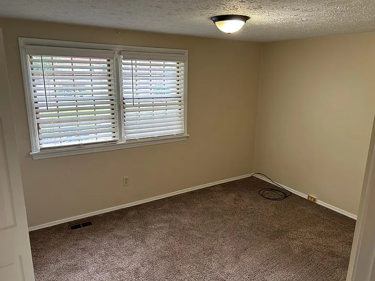 406 Hickory Cir — Photo 14