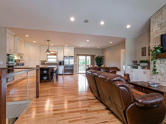 4th image of 3425 Vanesta Dr