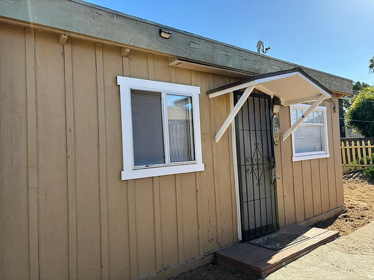 2041 Bacon St — Photo 2