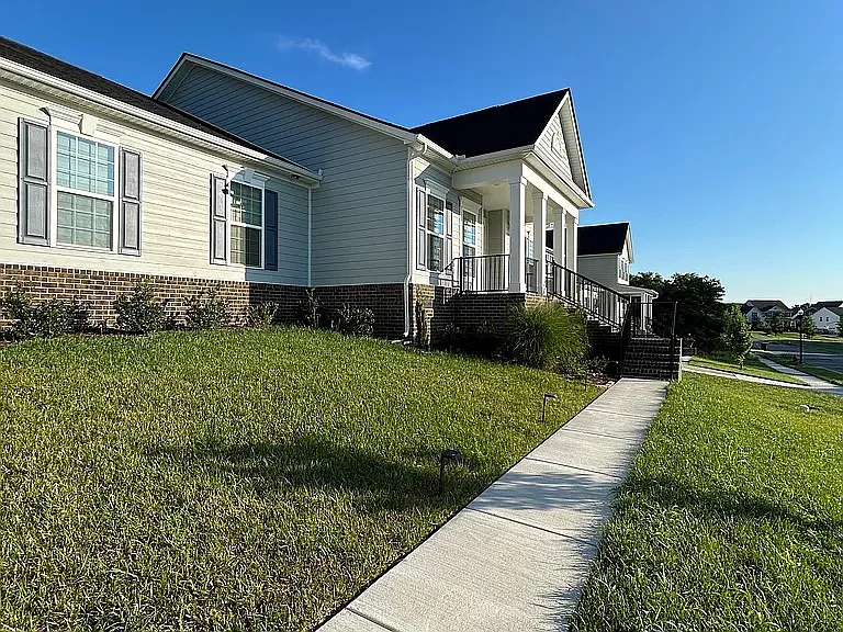 4 bed, 2604 sqft, $4,300 — Photo 2