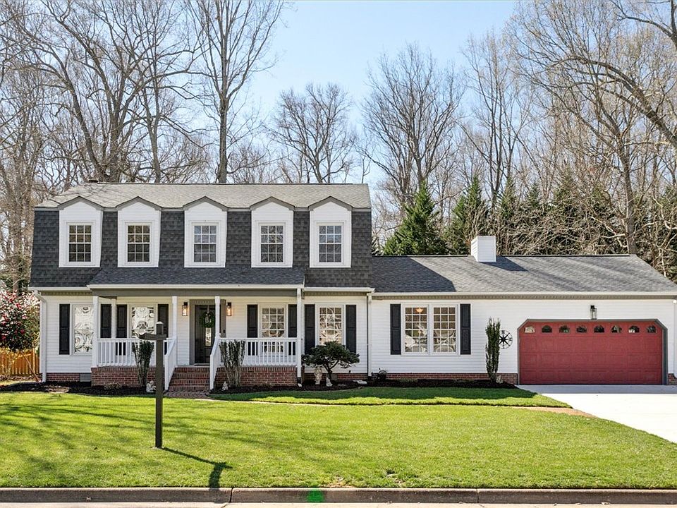 1st image of 13 Hunt Wood Dr