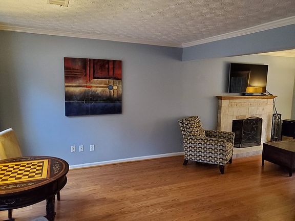 5th image of 370 Barrington Dr E