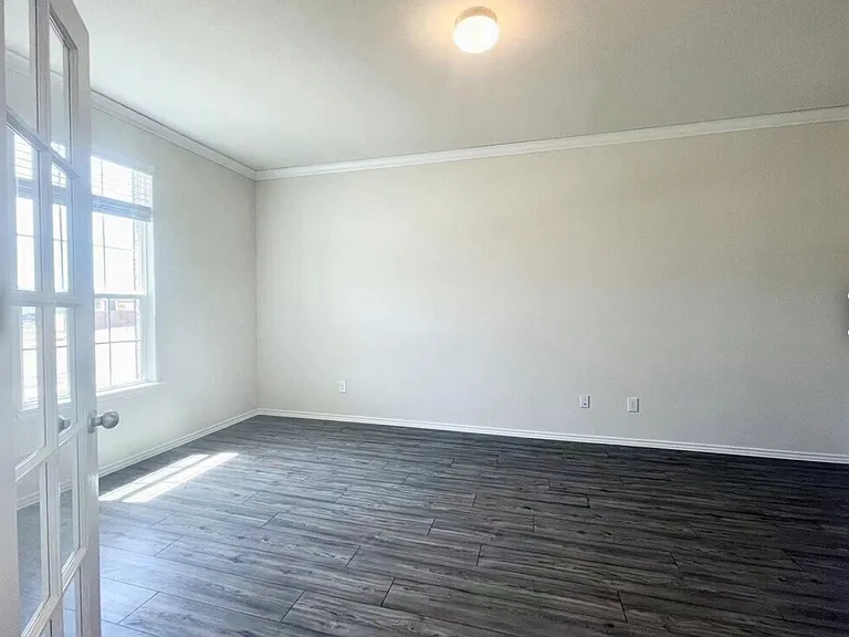 1009 Briarbush Ct — Photo 3