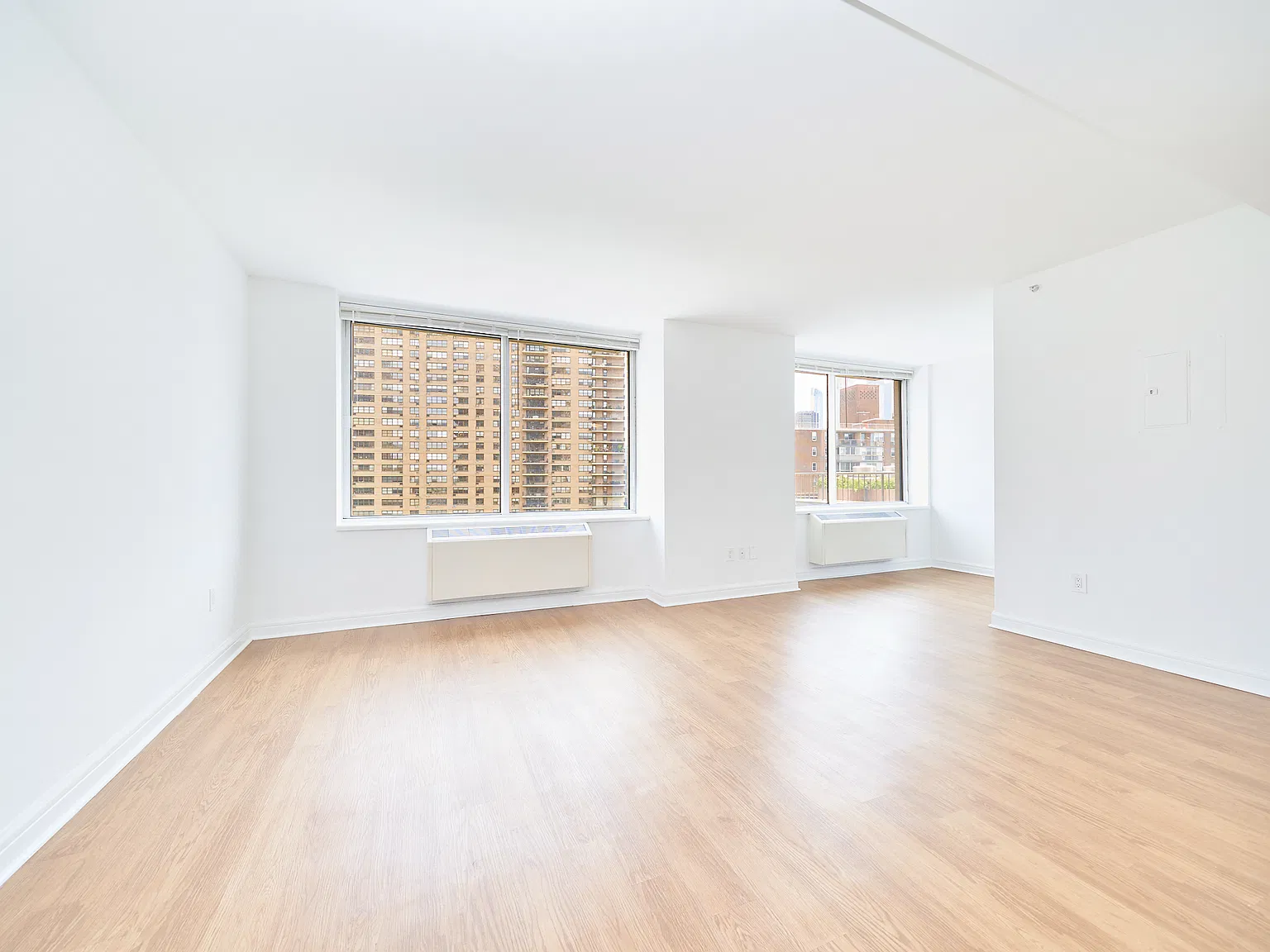 160 Riverside Boulevard — Photo 3