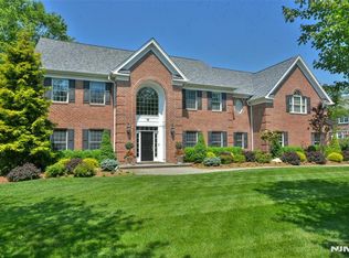 18 Mettowee Farms Ct, Upper Saddle River, NJ 07458