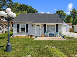 330 Forest Dr, Pekin, IL 61554
