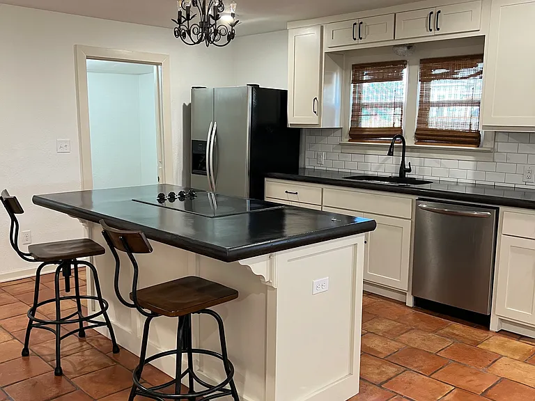 517 W Maple St — Photo 4