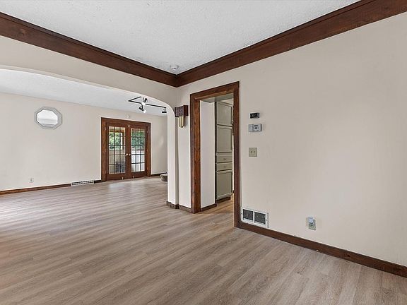 4th image of 419 Hayes AVENUE