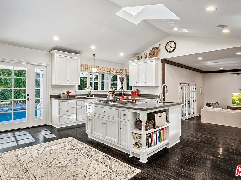 4537 Agnes Ave — Photo 8