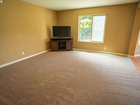 5th image of 165 Peach Tree Ct