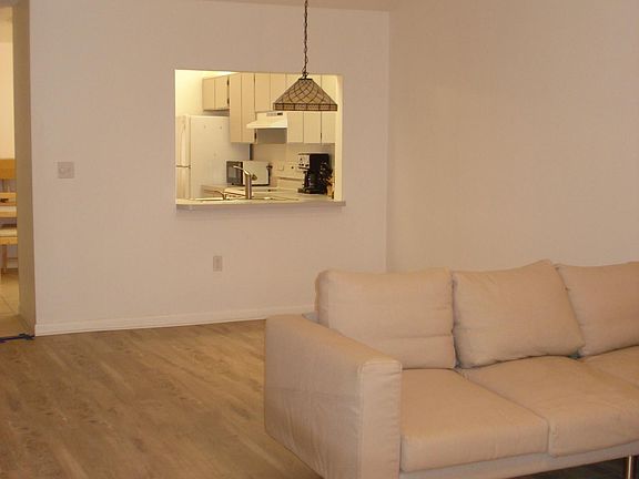 5th image of 102-1445 Oak Hill Dr #102