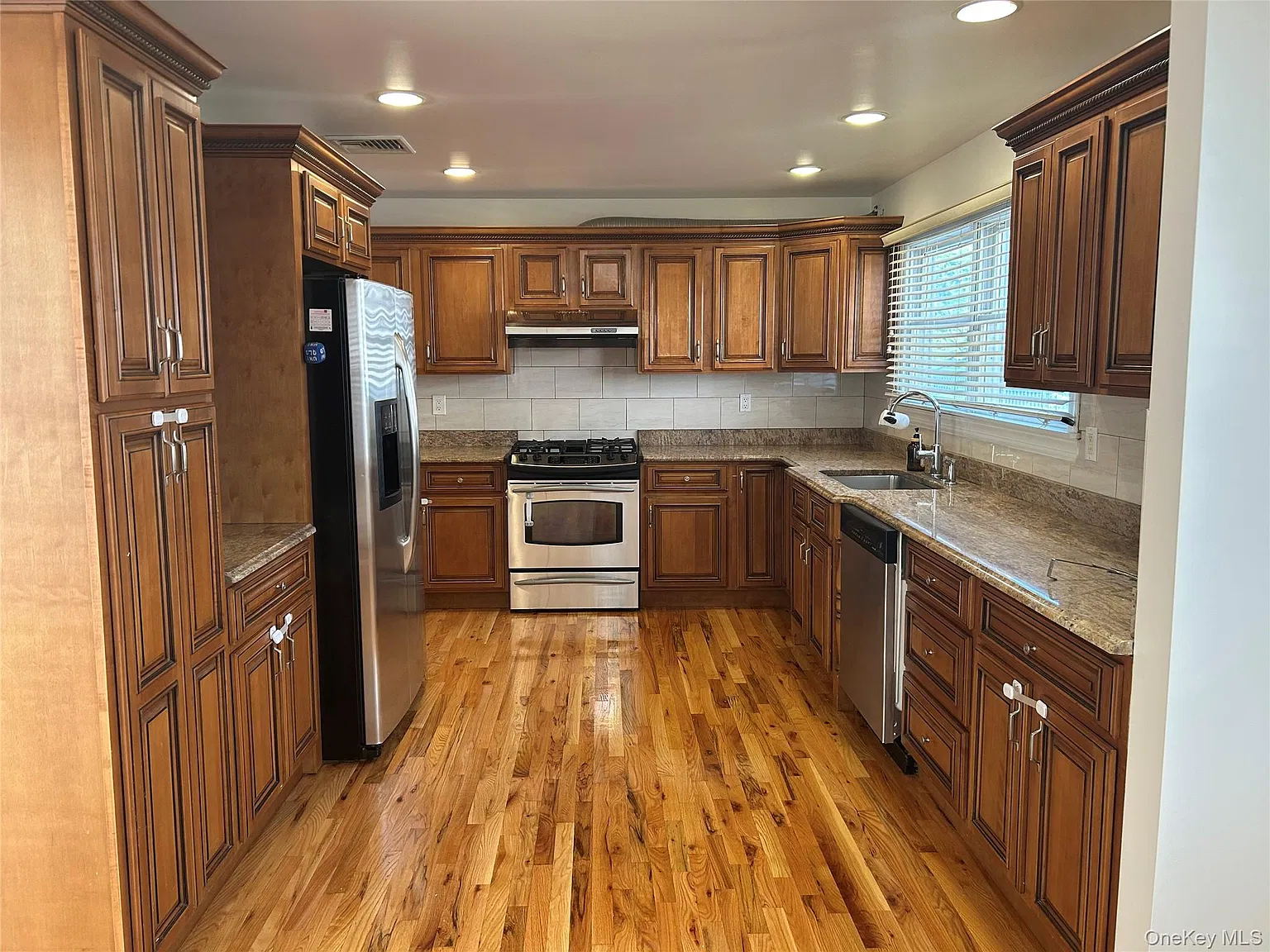 4 bed, 3.0 bath, 2715 sqft, $6,500 — Photo 2
