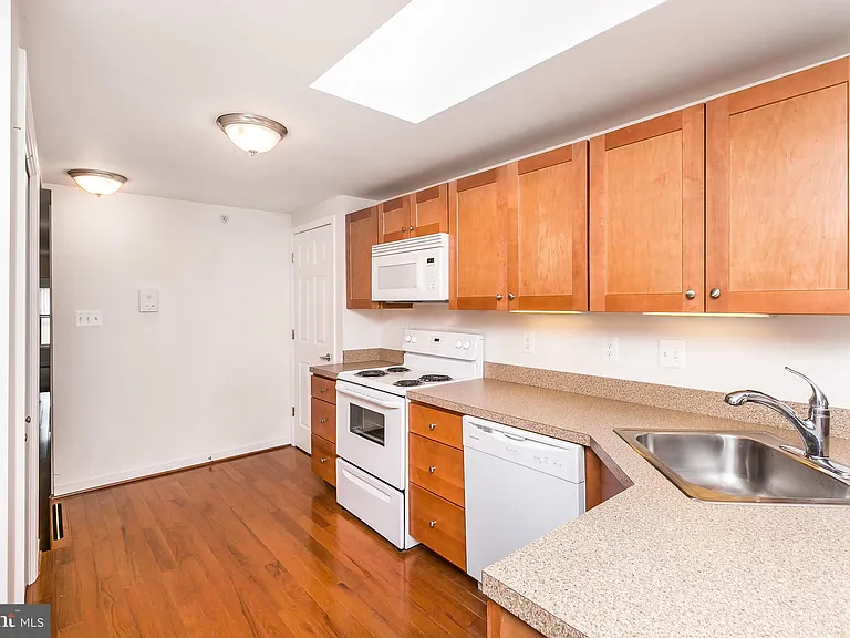 910 S Charles St #B — Photo 12