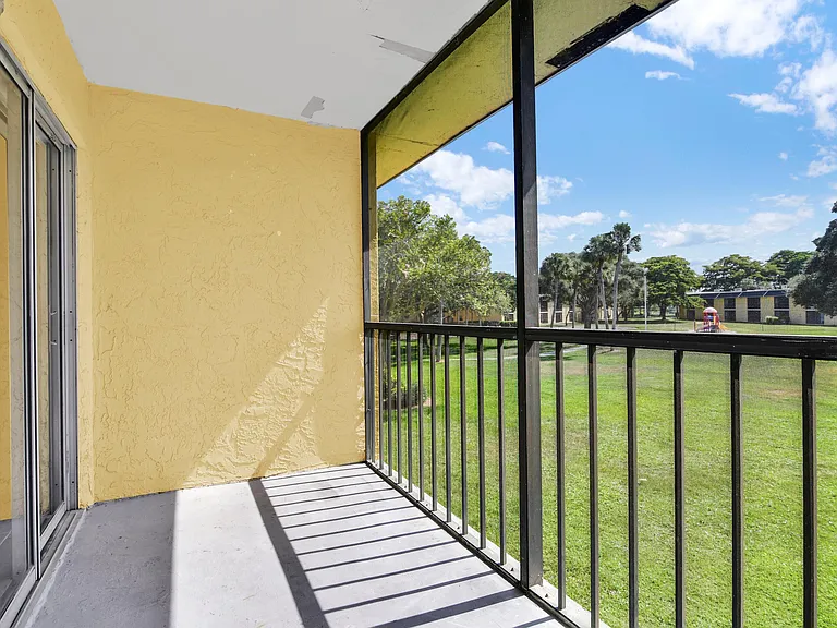 414 Meadows Cir — Photo 18