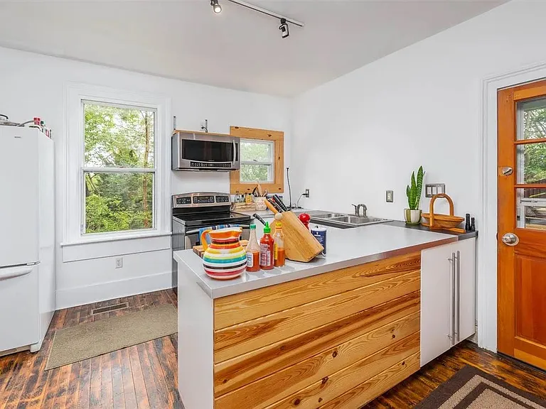 515 Brown St — Photo 6
