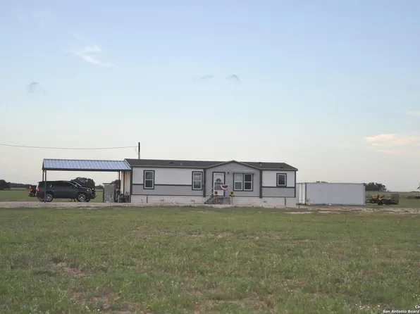 801 County Road 777, Devine, TX 78016