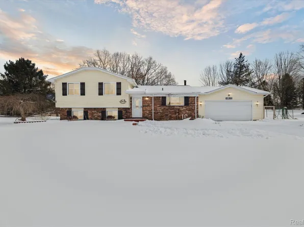 4801 Sierra Dr, Howell, MI 48843