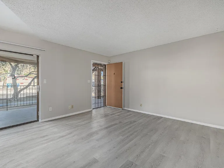 11002 N 15th Ave #4 — Photo 6