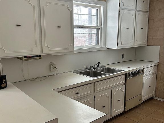 5th image of 16624 Parkside St