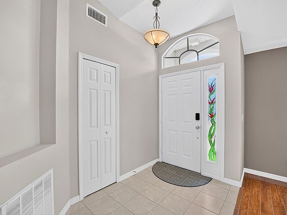 3rd image of 933 Shaw Cir