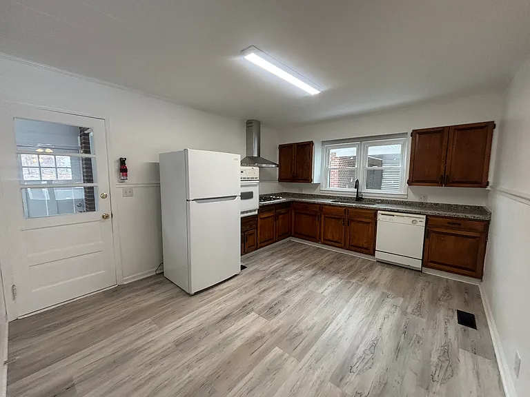 512 E Parker St — Photo 4
