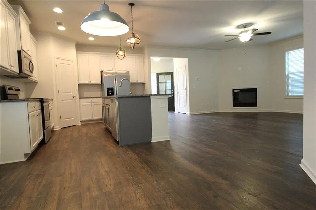 4 bed, 3.0 bath, 2300 sqft, $2,200 — Photo 4