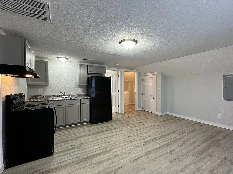 1132 W Division St #B — Photo 4