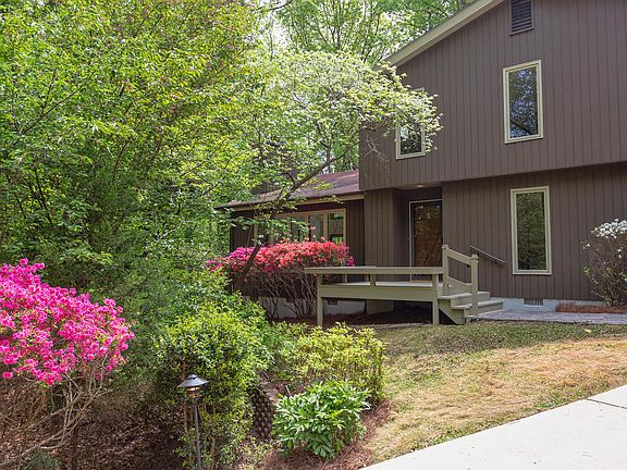 3rd image of 635 Kensington Dr