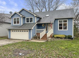 913 Woodland Rd, Wauconda, IL 60084