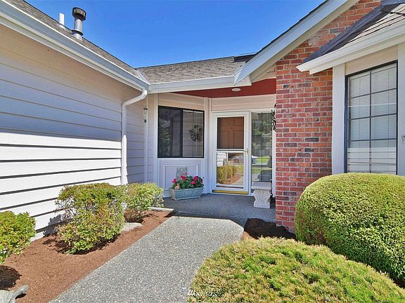 Welcoming covered entry way.>