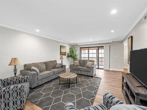 578 Sarah Ln APT 401, Saint Louis, MO 63141