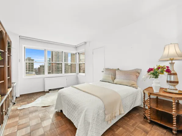 20 East 9th Street image 23 of 38