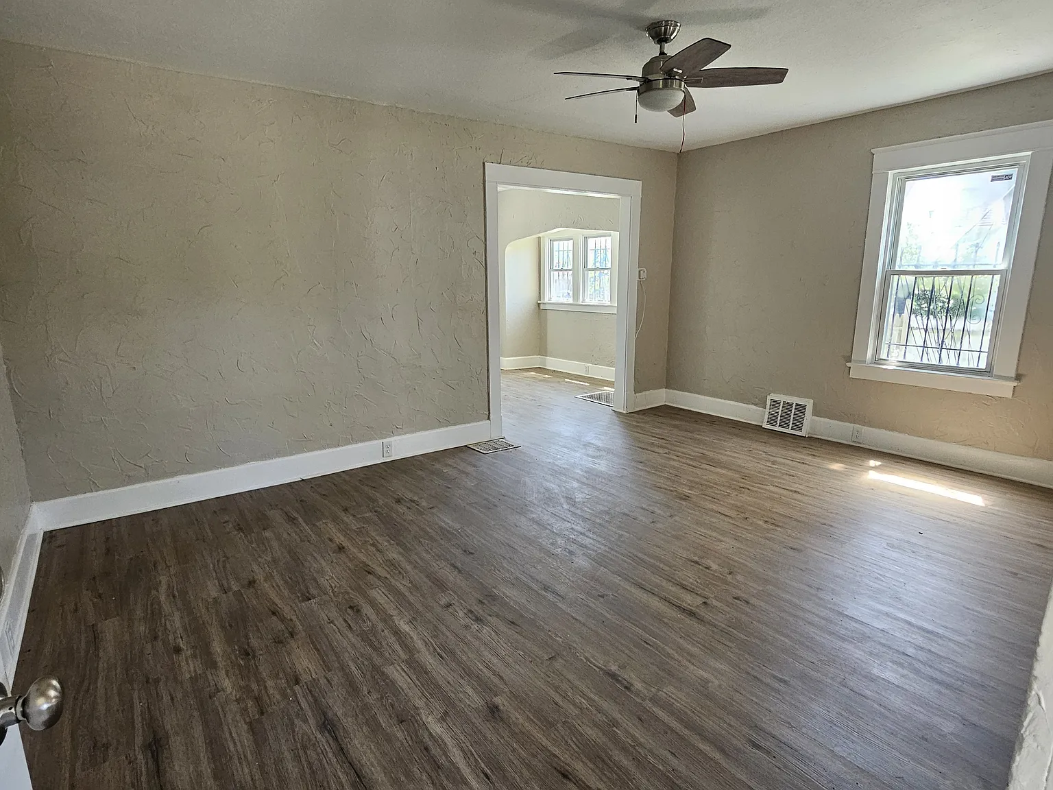 3 bed, 999 sqft, $1,250 — Photo 2