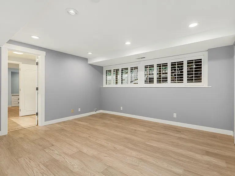 9358 NE 30th St — Photo 22