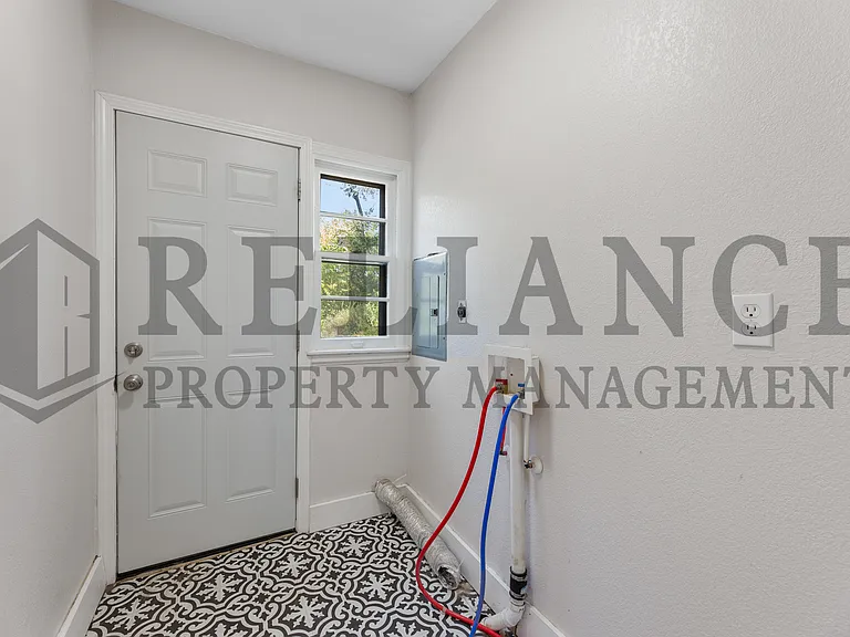 653 Harding St — Photo 9