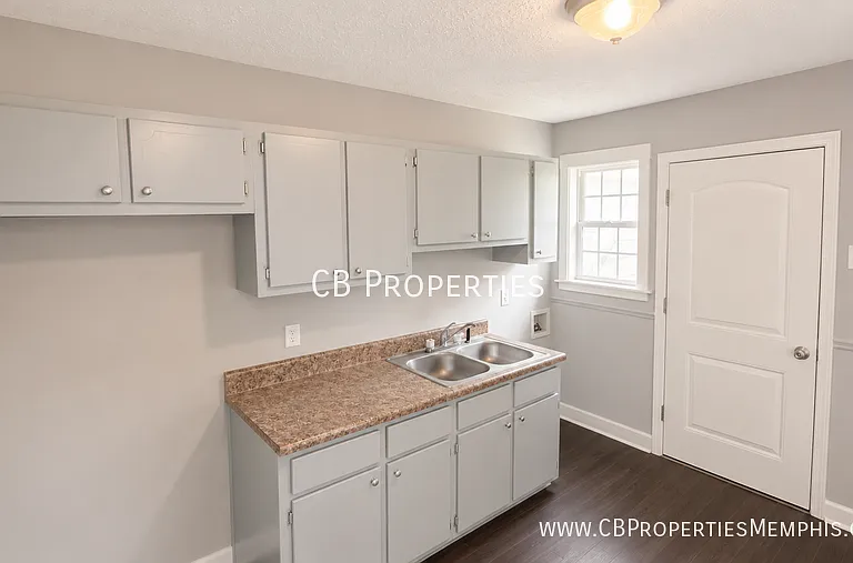 1734 Wildrose St — Photo 2