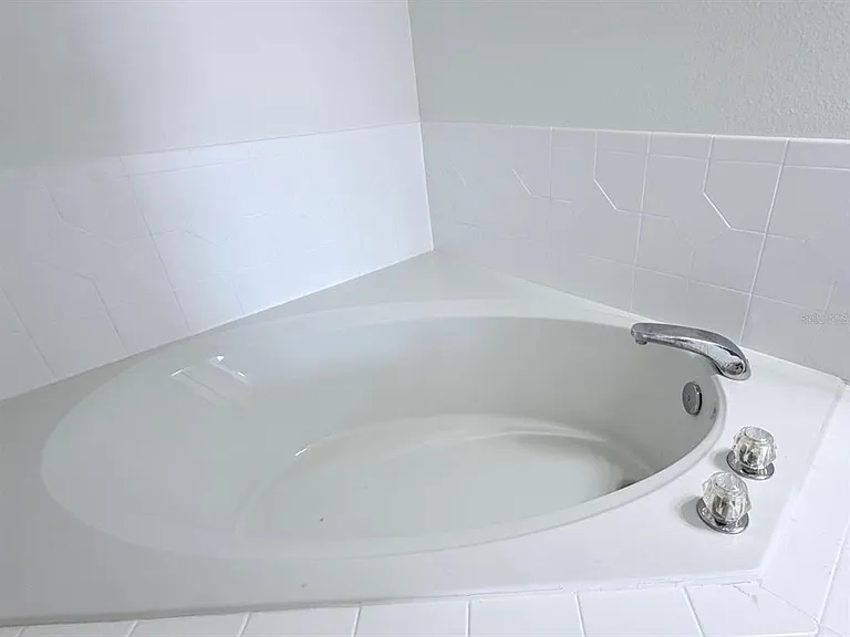 906 Berwick Dr — Photo 36