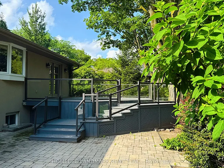 2062 Glenforest Cres — Photo 20