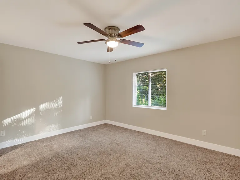209 W 9th St — Photo 18