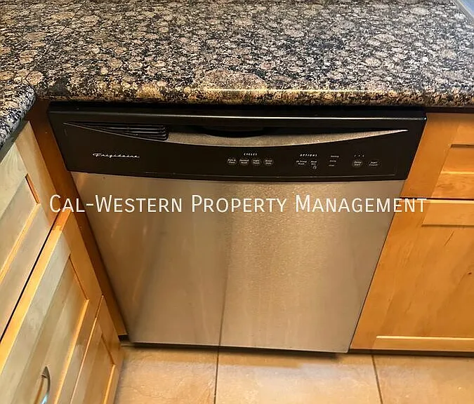 250 Palo Alto Ave #1 — Photo 24
