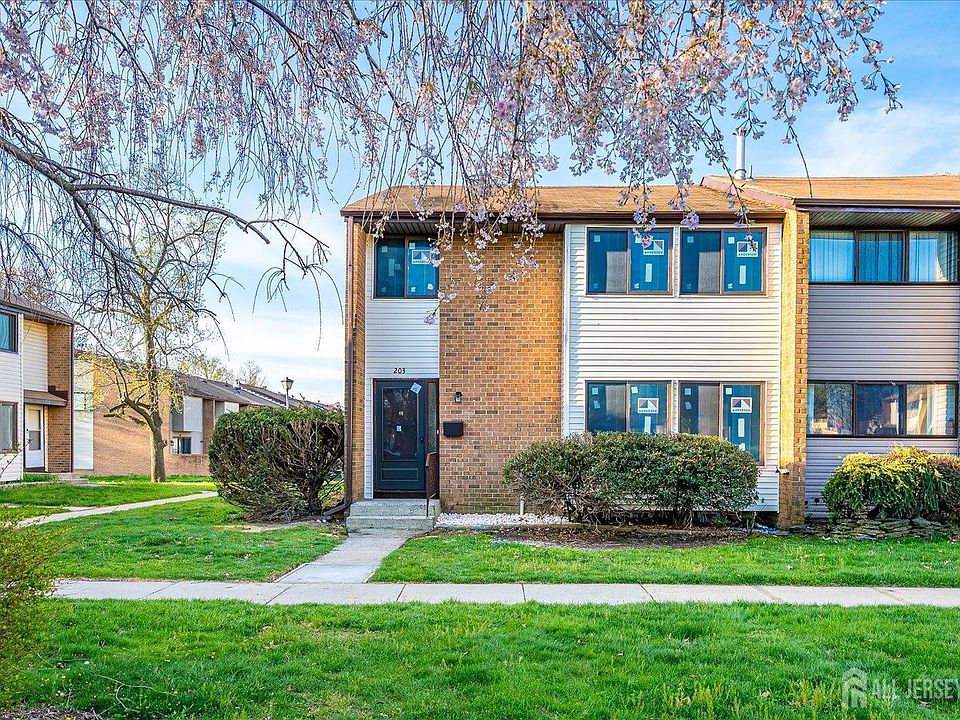 1st image of 203 Canterbury Ct