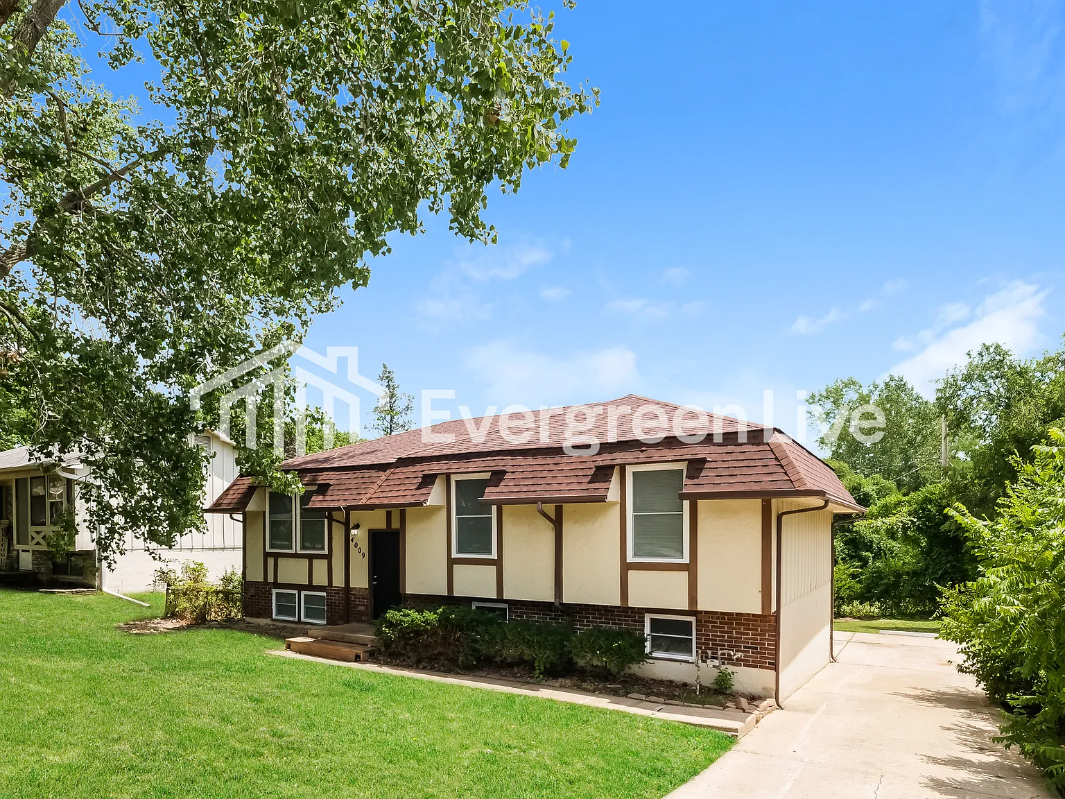 3 bed, 2.0 bath, 1300 sqft, $1,695 — Photo 2