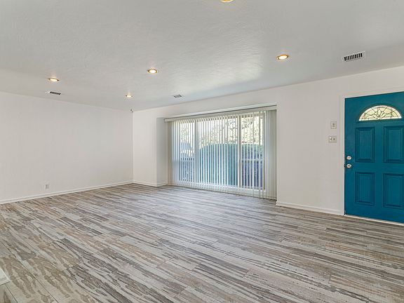 3rd image of 2812 San Pedro Dr NE